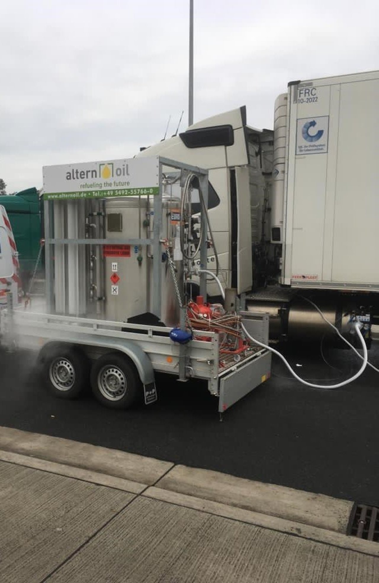 Emergency refuelling at the rest area in Delmetal North