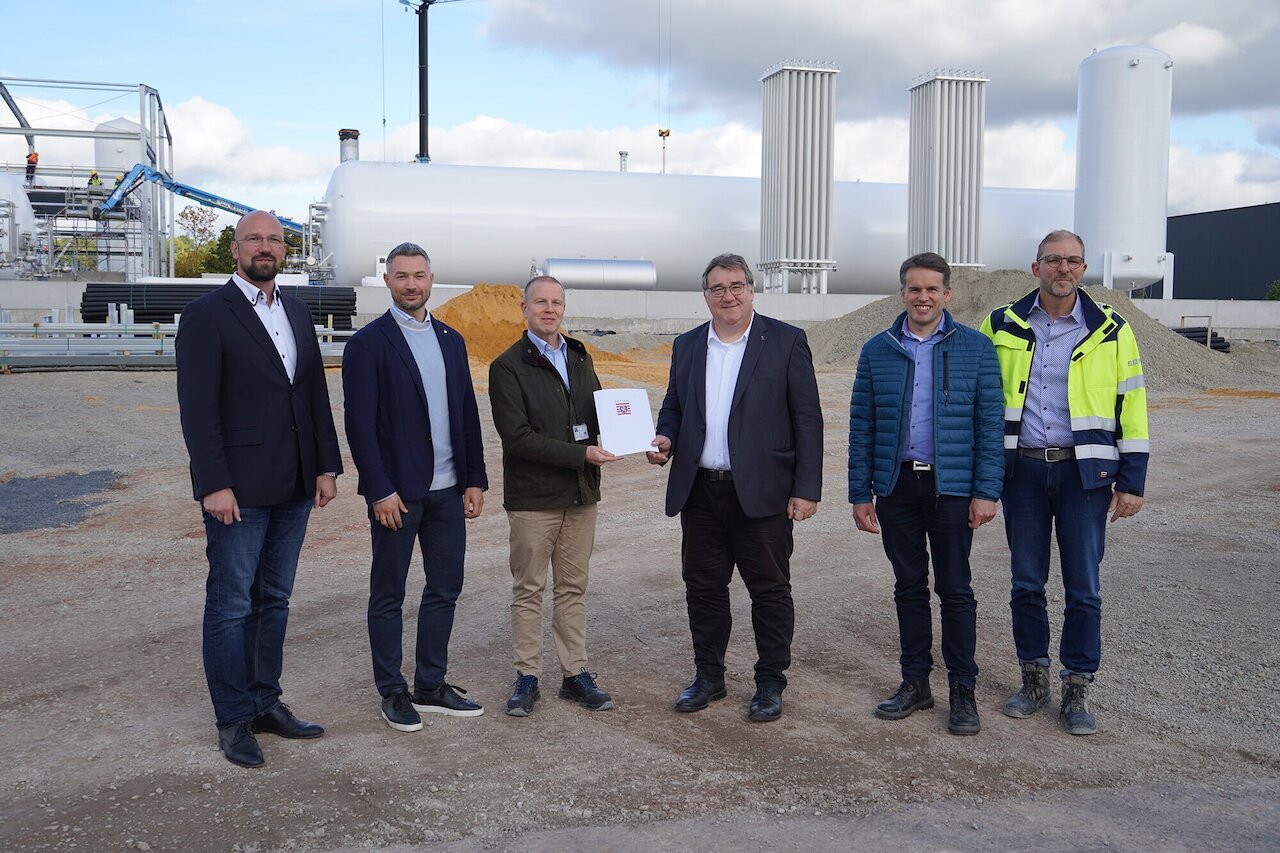 Official handover of the license for the REEFUELERY