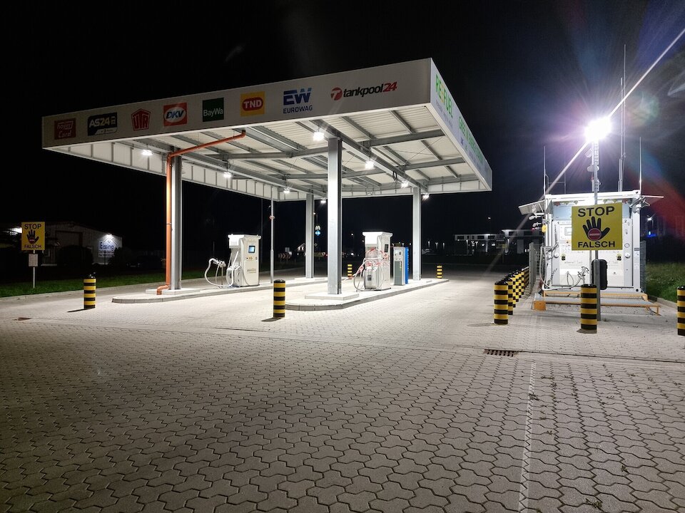 M filling station
